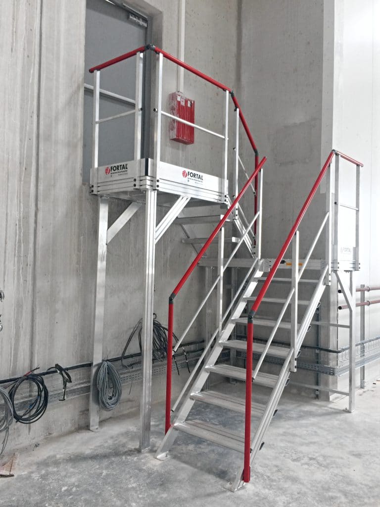 Escalier pour accès porte de secours © FORTAL