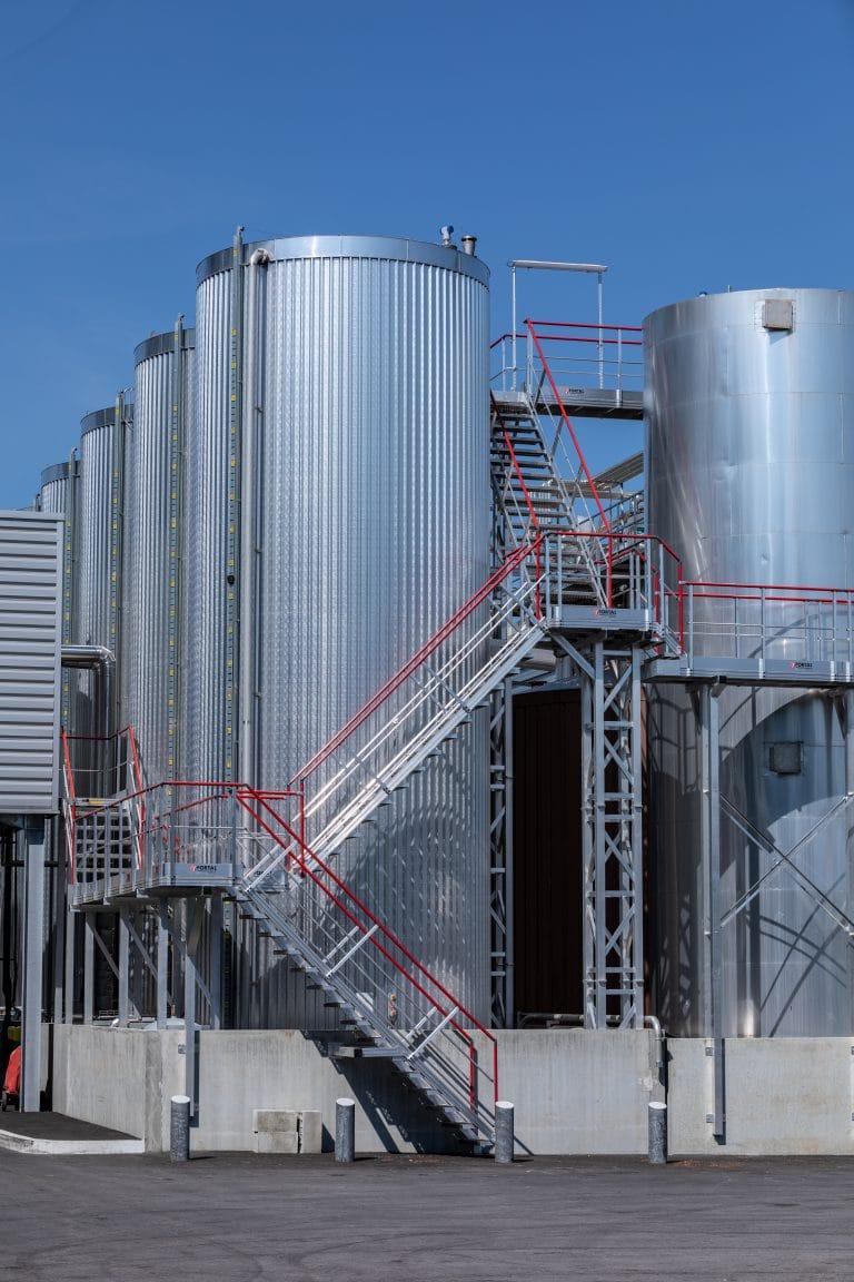 Escaliers et passerelles pour accès et cheminement sur une série de silos © FORTAL