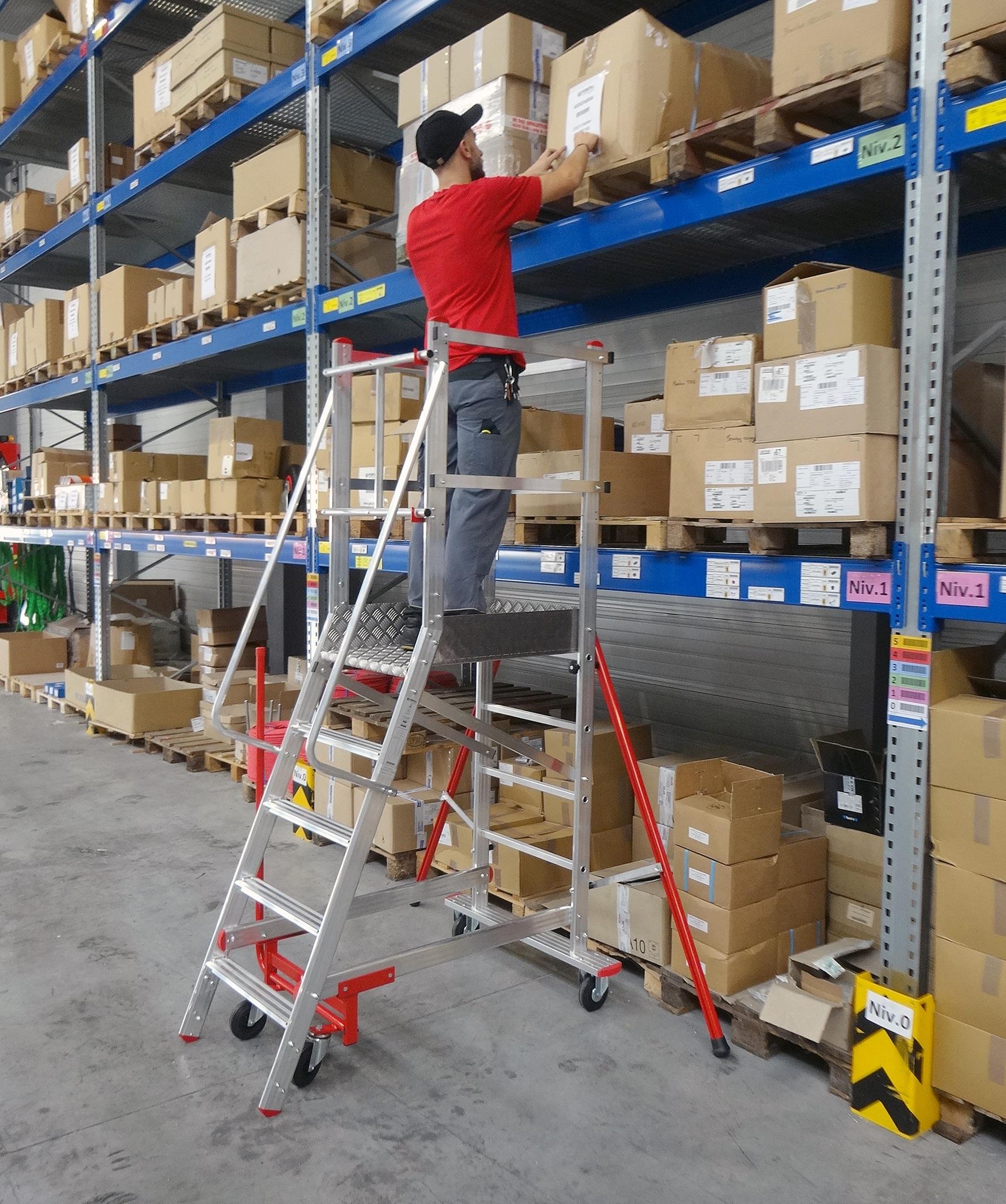 F052050005_EMG68_5marches_AMB_FORTAL Mise en situation de l'escabeau EMG 68 pour l’étiquetage des rayonnages