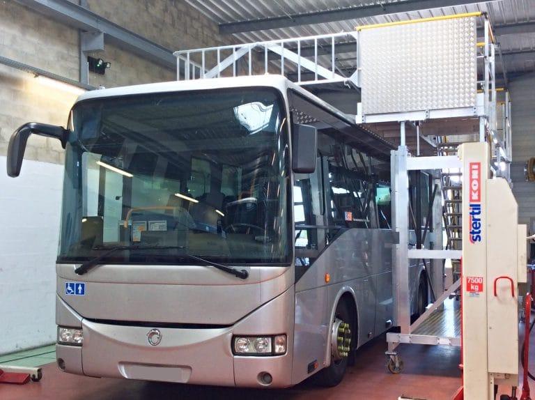 Plateforme mobile accès en toiture de bus © FORTAL