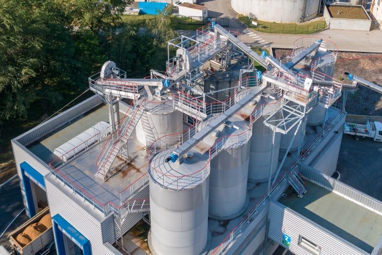 Escaliers et passerelles pour accès et cheminement sur une série de silos © FORTAL