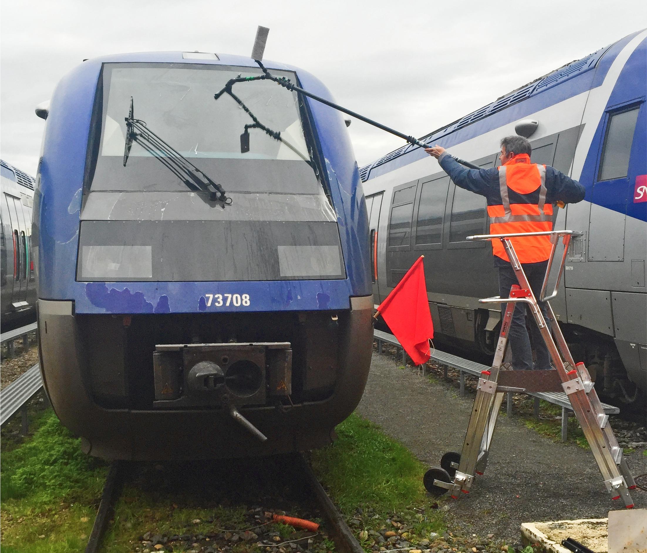 PIR pliable réglable hauteur pour le nettoyage des pare-brises de trains