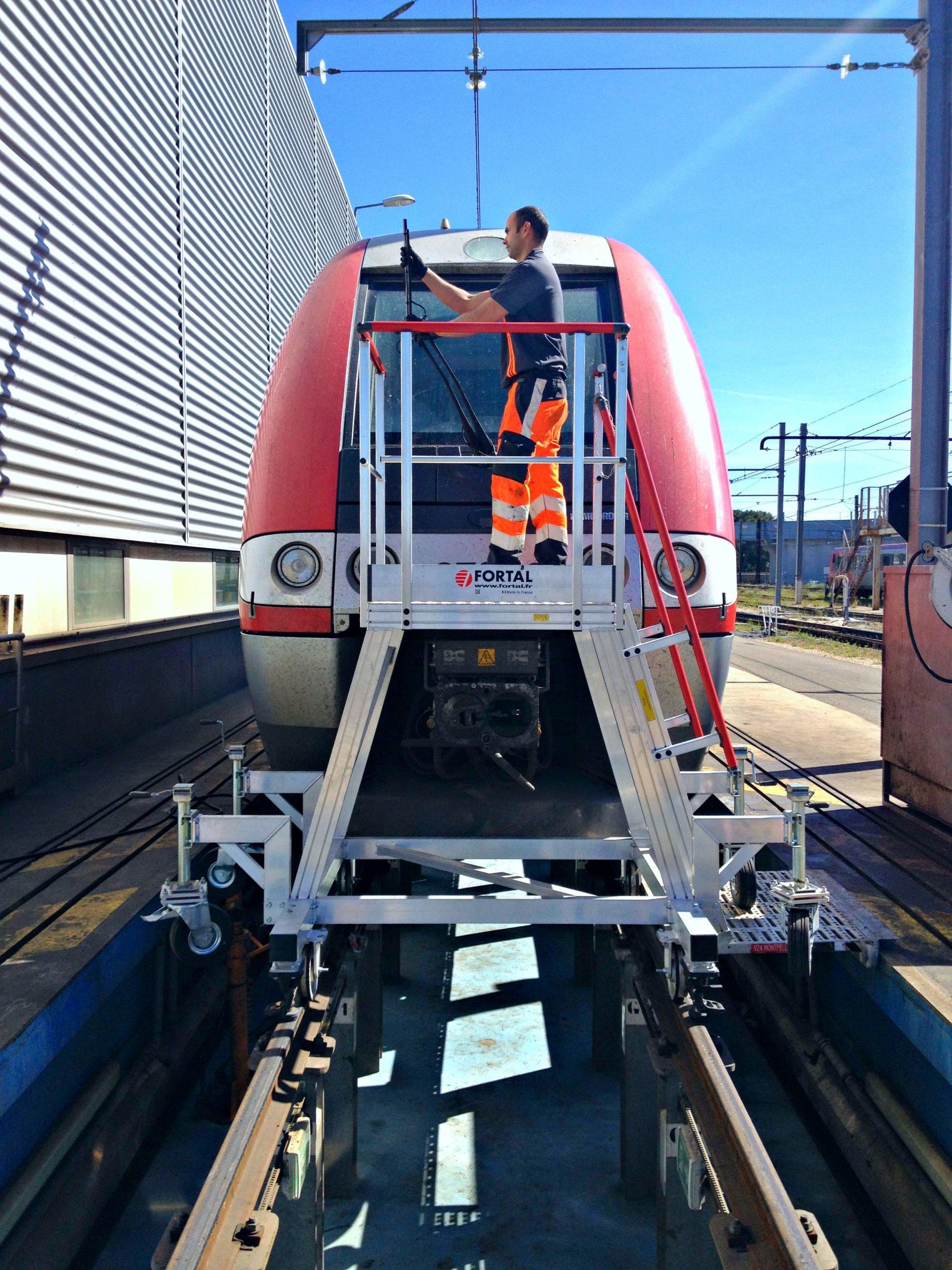 Plateforme mobile pour changement essuie-glace sur train