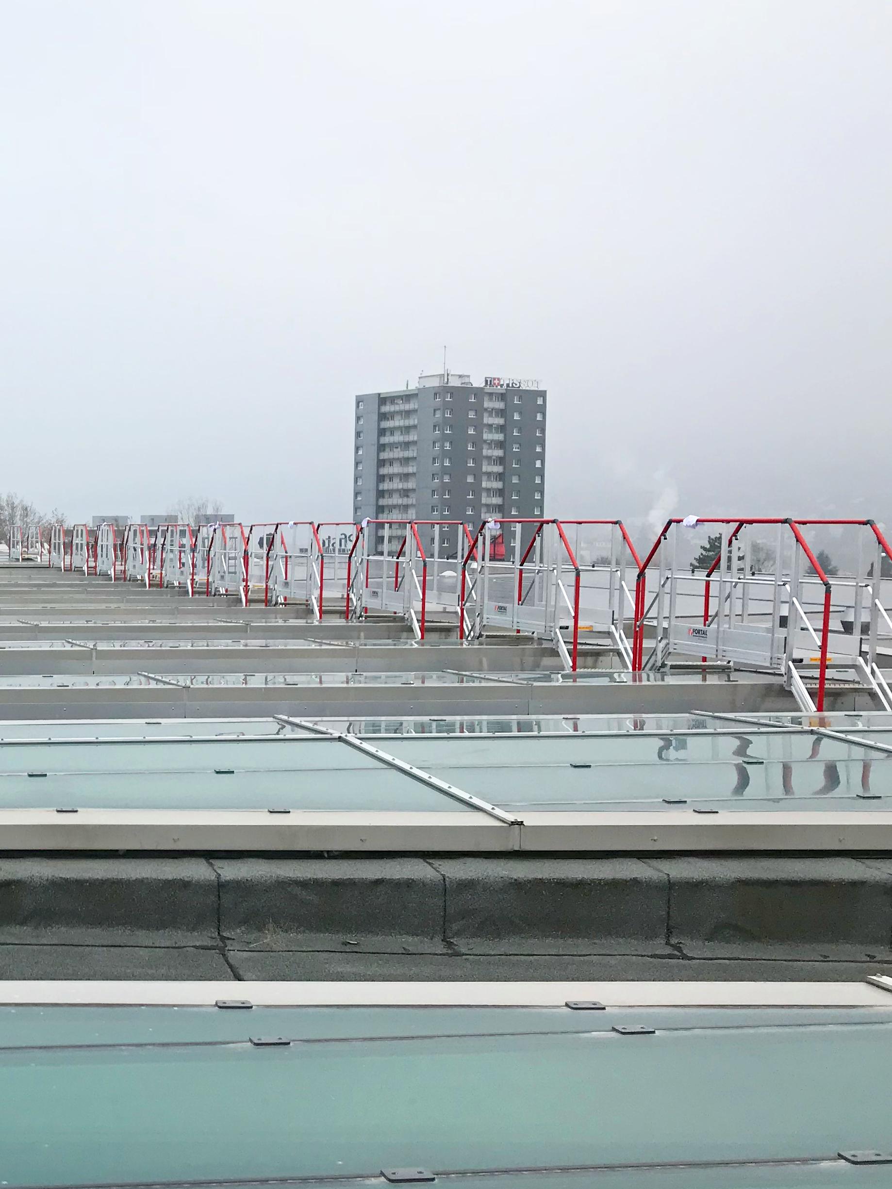 Escaliers double accès pour cheminement sur toiture (Saut de loup installés sur la toiture d’un centre commercial) | Fortal