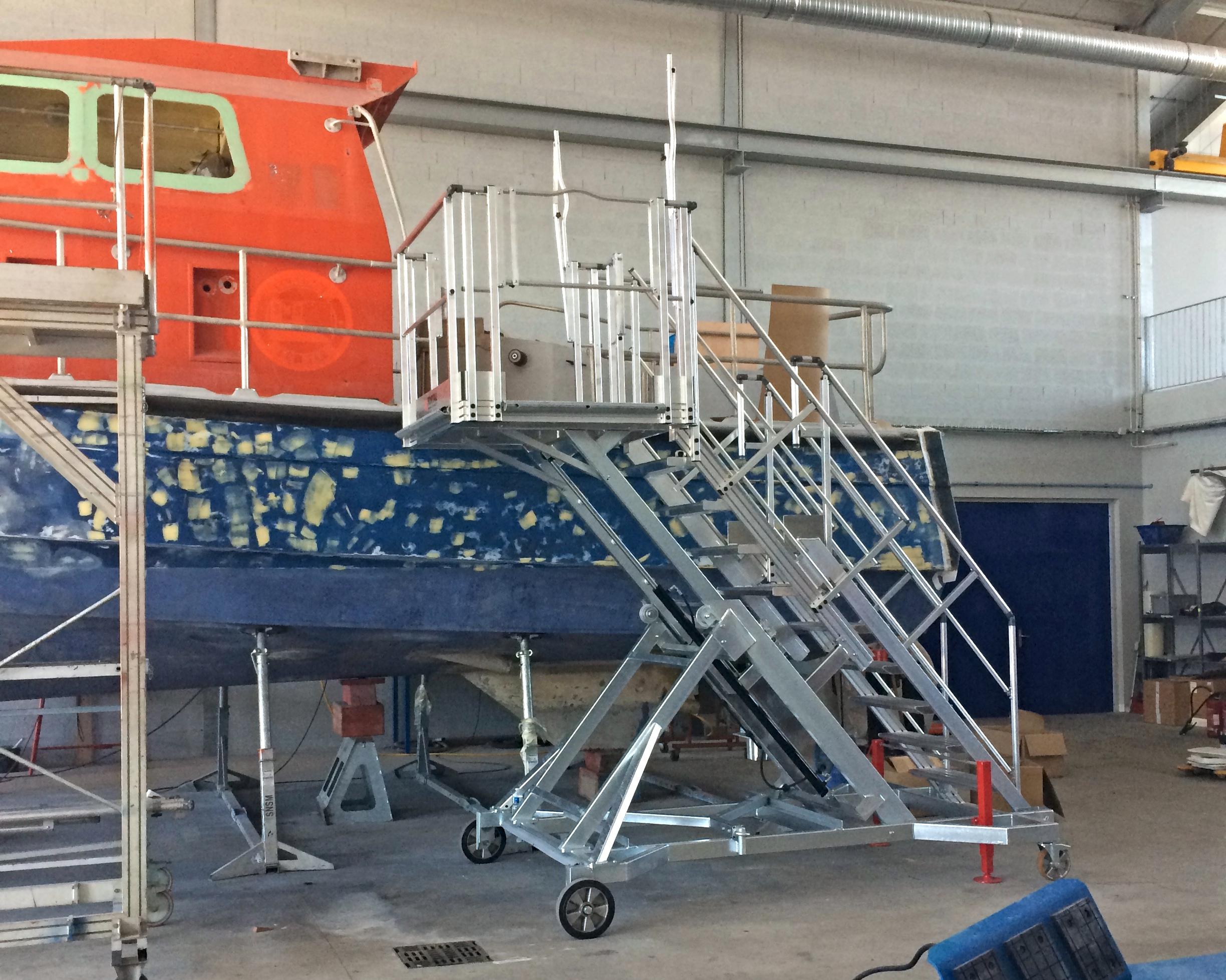 Escabeau mobile réglable en hauteur pour la maintenance de bateaux de sauvetage
