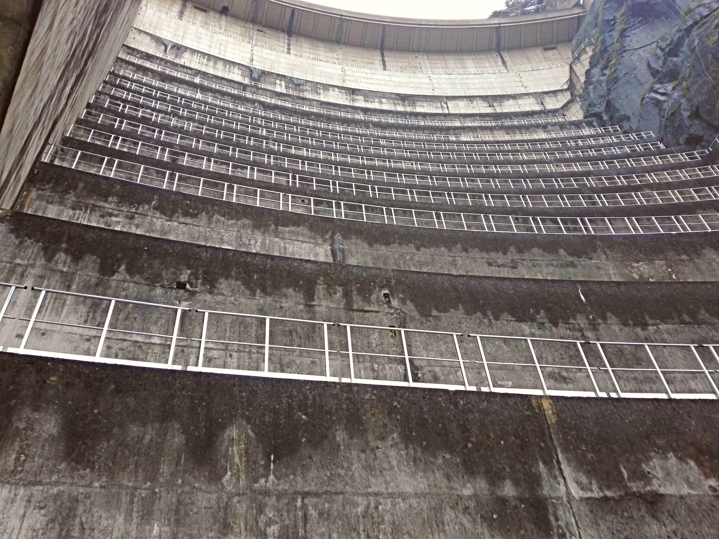 Garde-corps sur-mesure pour la sécurisation des gradins d’un barrage (Garde-corps sur-mesure pour la sécurisation d’un barrage) | Fortal