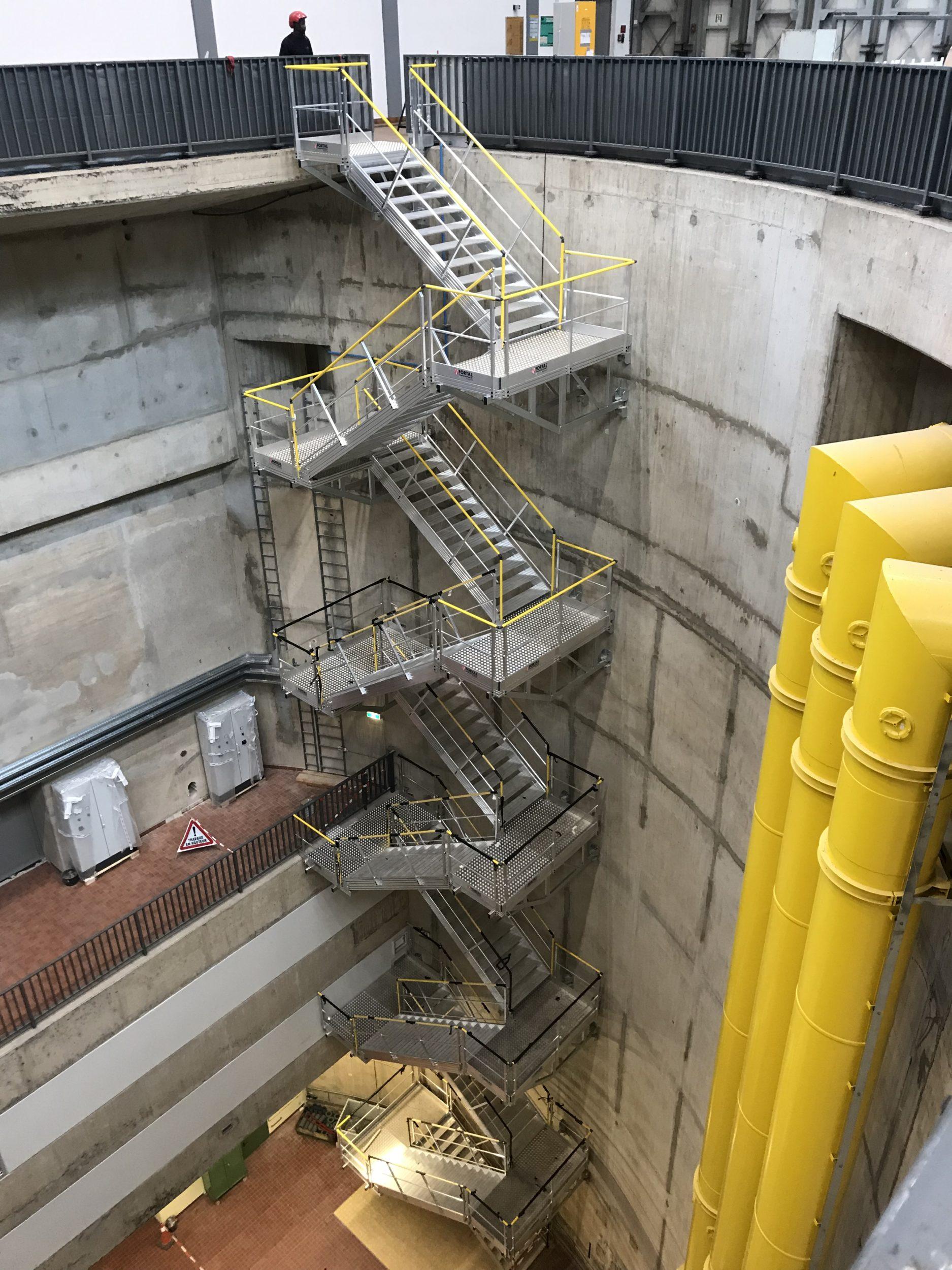 Escalier d’évacuation dans une centrale hydroélectrique