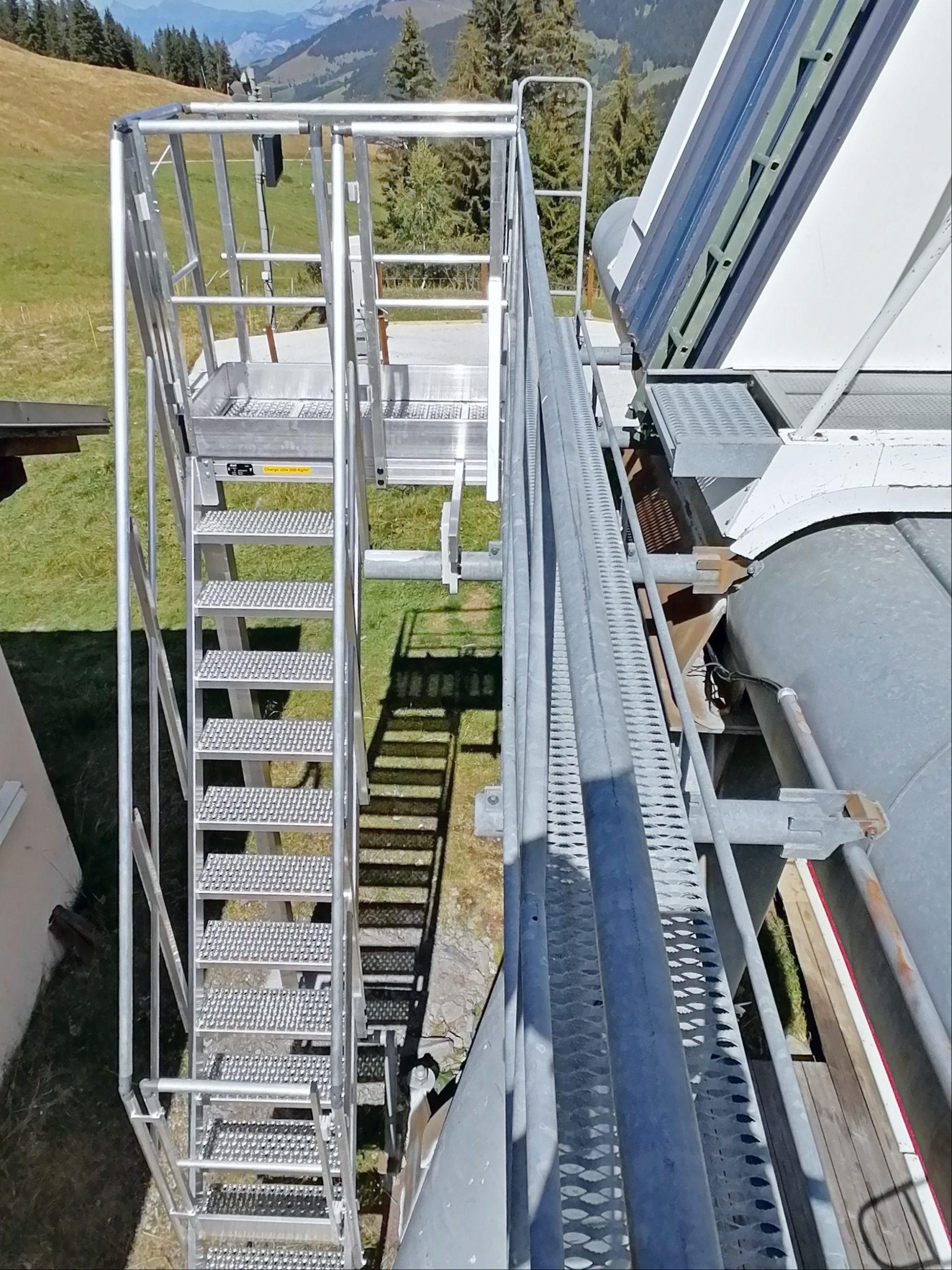 Escalier latéral permettant d'accéder en toiture de la station de télécabines