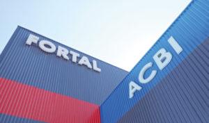 Bâtiment industriel avec les logos de FORTAL et ACBI