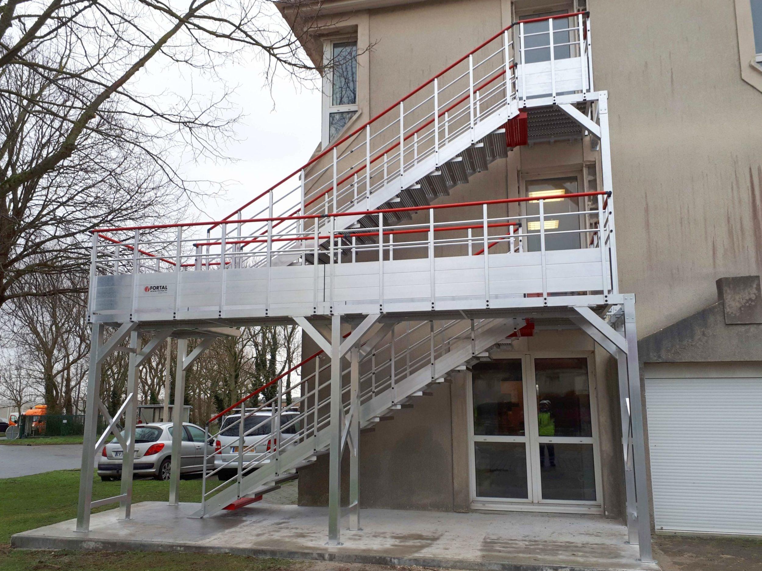 Escaliers avec passerelle pour accès bureaux (F892000666 – Escaliers avec palier vue face (retouche)) | Fortal
