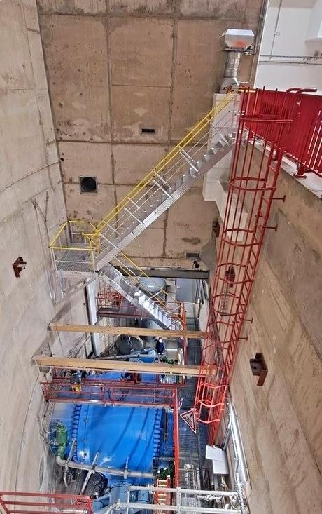 Escalier de secours zone turbine dans une usine hydroélectrique (F892200694 – Escalier access technique turbine avec mur vouté retouché (2)) | Fortal