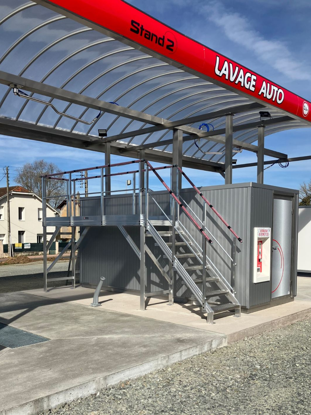 Platform for large vehicles washing station