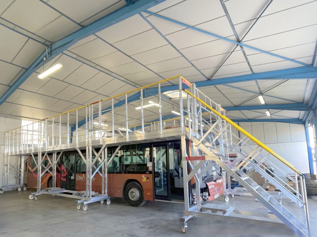 Mobile and modular platform for access to buses roofs - FORTAL